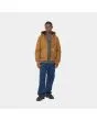 Hombre con cazadora Carhartt WIP Active Jacket Winter Marrón abierta