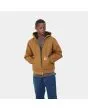 Hombre con cazadora Carhartt WIP Active Jacket Winter Marrón 