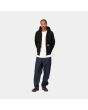 Hombre con Chaqueta de invierno con capucha Carhartt WIP Active Jacket (Winter) Negra abierta