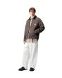 Hombre con chaqueta workwear Carhartt WIP OG Detroit Jacket Tobacco-Black (Stone Canvas) ajuste holgado