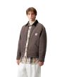 Hombre con chaqueta workwear Carhartt WIP OG Detroit Jacket Tobacco-Black (Stone Canvas)