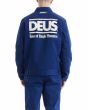 Hombre con chaqueta Deus Marnus Team Jacket Estate Blue posterior