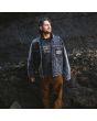 Hombre con Cazadora vaquera Volcom Mind Invasion Jacket negra lifestyle