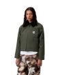 Mujer con Cazadora Carhartt WIP W' Newkirk Jacket verde con estampado interior de perro cerrada