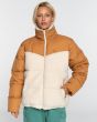 Mujer con Cazadora acolchada Billabong January Sherpa Camel cerrada