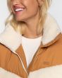 Mujer con Cazadora acolchada Billabong January Sherpa Camel cuello