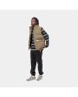 Hombre con chaleco acolchado impermeable Carhartt WIP Milton Vest beige abierto