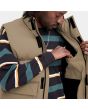 Hombre con chaleco acolchado impermeable Carhartt WIP Milton Vest beige bolsillo interior