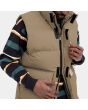 Hombre con chaleco acolchado impermeable Carhartt WIP Milton Vest beige cremallera