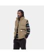 Hombre con chaleco acolchado impermeable Carhartt WIP Milton Vest beige lateral