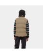 Hombre con chaleco acolchado impermeable Carhartt WIP Milton Vest beige espalda