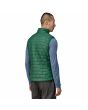 Hombre con chaleco acolchado e impermeable plegable Patagonia Nano Puff Vest Verde posterior