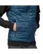 Hombre con chaleco acolchado impermeable Patagonia Nano Puff Lagom Blue Azul bolsillos