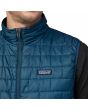 Hombre con chaleco acolchado impermeable Patagonia Nano Puff Lagom Blue Azul acabado DWR