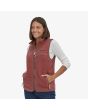Mujer con Chaleco polar Patagonia Retro Pile Vest en color rosa