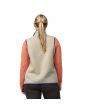 Mujer con chaleco de forro polar Patagonia Retro Pile Vest Pelican Beige Talla Large posterior