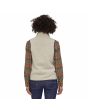 Mujer con chaleco de forro polar Patagonia Retro Pile Vest Pelican posterior