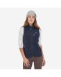 Mujer con Chaleco Polar Patagonia W's Retro Pile Vest azul marino