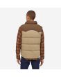 Hombre con Chaleco reversible Patagonia Bivy Down Vest Classic Tan posterior