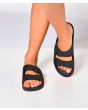 Chanclas ecológicas Cacatoès Rio de Janeiro negras Unisex puestas