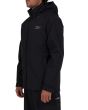 Hombre con cazadora impermeable con capucha Salty Crew Long Range Jacket Negra lateral