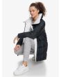 Mujer con chaqueta reversible Roxy Like Magic reverso negro arrodillada