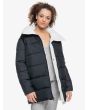 Mujer con chaqueta reversible Roxy Like Magic reverso negro
