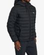 Hombre con Chaqueta acolchada e impermeable con capucha RVCA Packable Puffa Negra derecha