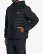 Hombre con Chaqueta acolchada e impermeable con capucha RVCA Packable Puffa Negra izquierda