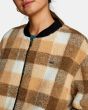 Mujer con chaqueta reversible bomber RVCA Take OFF cremallera