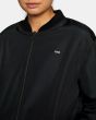 Mujer con chaqueta reversible bomber RVCA Take OFF reverso en negro cremallera