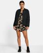 Mujer con chaqueta reversible bomber RVCA Take OFF reverso en negro frontal