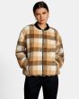 Mujer con chaqueta reversible bomber RVCA Take OFF
