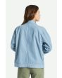 Mujer con chaqueta de estilo camionero Brixton Stark Trucker Jacket azul a rayas posterior