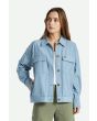 Mujer con chaqueta de estilo camionero Brixton Stark Trucker Jacket azul a rayas