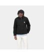 Hombre con cazadora reversible Carhartt WIP Madera Jacket negra y blanca cerrada