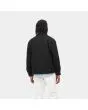 Hombre con cazadora reversible Carhartt WIP Madera Jacket negra y blanca posterior