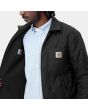 Hombre con cazadora reversible Carhartt WIP Madera Jacket negra y blanca reverso interior