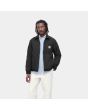 Hombre con cazadora reversible Carhartt WIP Madera Jacket negra y blanca reverso
