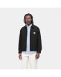 Hombre con cazadora reversible Carhartt WIP Madera Jacket negra y blanca