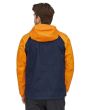 Hombre con chaqueta cortavientos Patagonia Torrentshell 3L Pullover naranja posterior