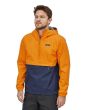 Hombre con chaqueta cortavientos Patagonia Torrentshell 3L Pullover naranja