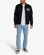 Hombre con Chaqueta Deus Ex Machina Workwear Jacket negra abierta