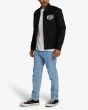 Hombre con Chaqueta Deus Ex Machina Workwear Jacket negra lateral