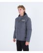 Hombre con chaqueta acolchada Hurley Idyllwild 3M Parka gris lateral