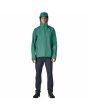 Hombre con chubasquero plegable Patagonia Torrentshell 3L Rain Jacket Gem Green capucha puesta
