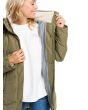Mujer con chaqueta de capucha impermeable Roxy Ellie Jacket verde oliva interior izquierda