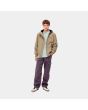 Hombre con Chaqueta impermeable de capucha Carhartt WIP Hooded Sail Jacket Beige frontal