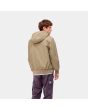 Hombre con Chaqueta impermeable de capucha Carhartt WIP Hooded Sail Jacket Beige espalda