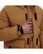 Hombre con Chaqueta acolchada impermeable Carhartt WIP Munro Jacket Marrón bolsillo oculto